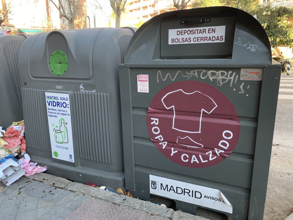 Contenedores de ropa y calzado | スペイン語を学ぶなら、スペイン語教室ADELANTE