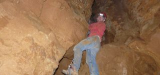 cueva-espeleologo