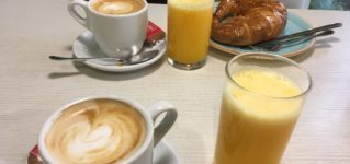 desayuno-zumo-de-naranja-cafe