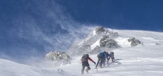 montana-nieve-escaladores