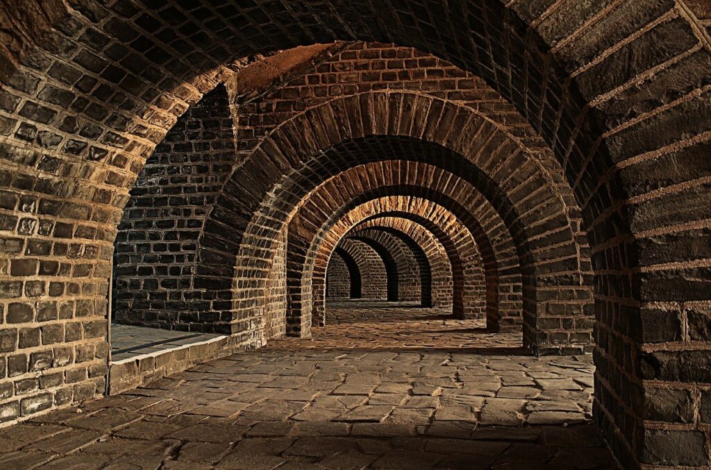 túnel subterráneo con ladrillo y empedrado